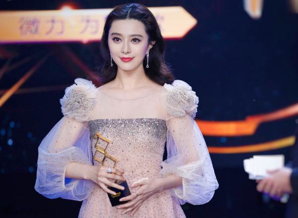 Vượt qua nhiều ứng viên nặng ký Phạm Băng Băng đoạt danh hiệu “Nữ Hoàng Weibo” - Ảnh 2